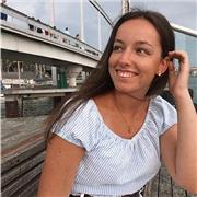 Soy una chica que se implica mucho en las cosas, y hace lo posible para que todo el mundo se sienta cómodo con la enseñanza. Soy una chica de 20 años, sólo hace 2 años que acabé el bachillerato y aprobé la selectividad